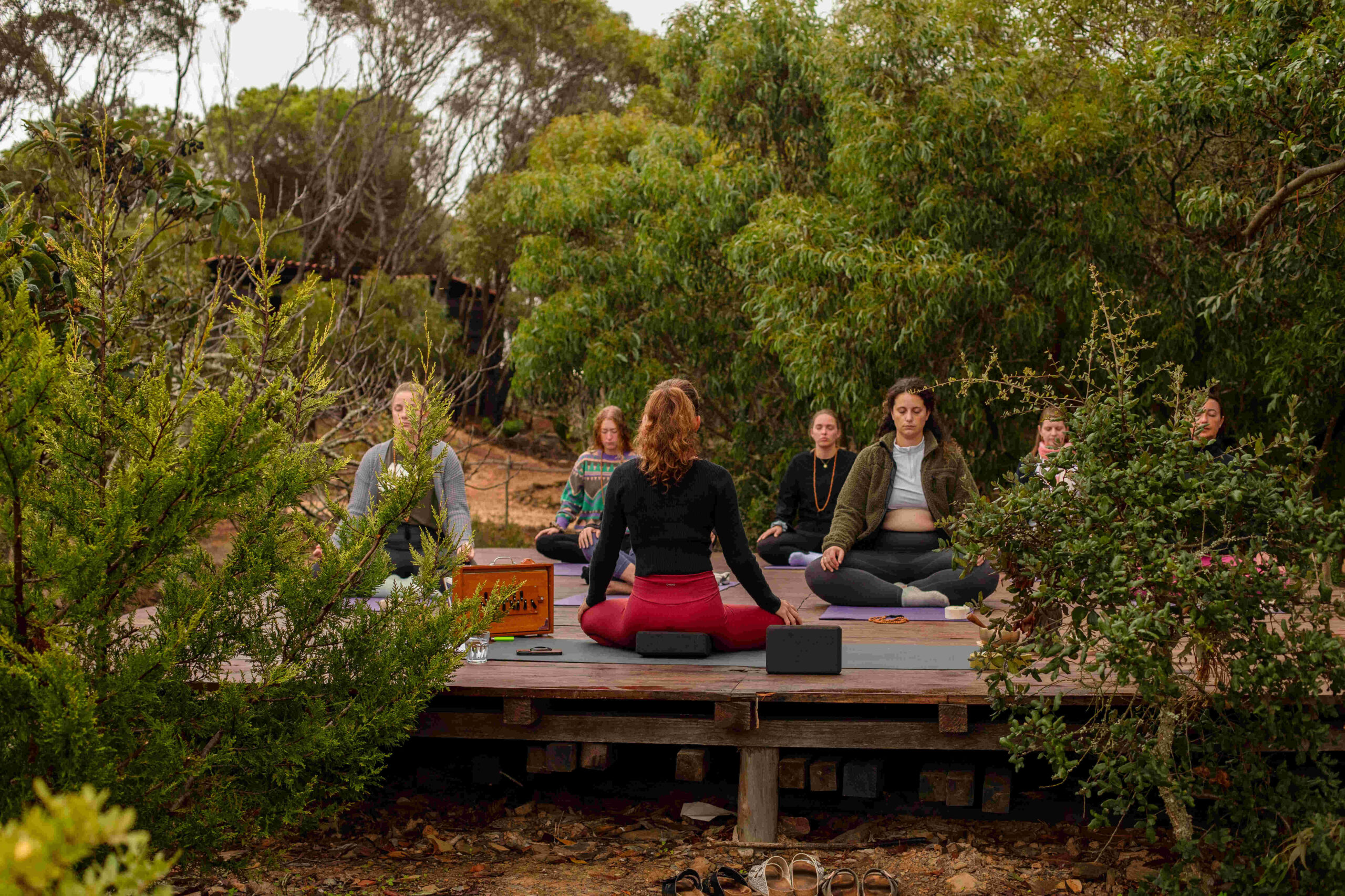 Yoga umgeben von Bäumen algave portugal yoga retreat