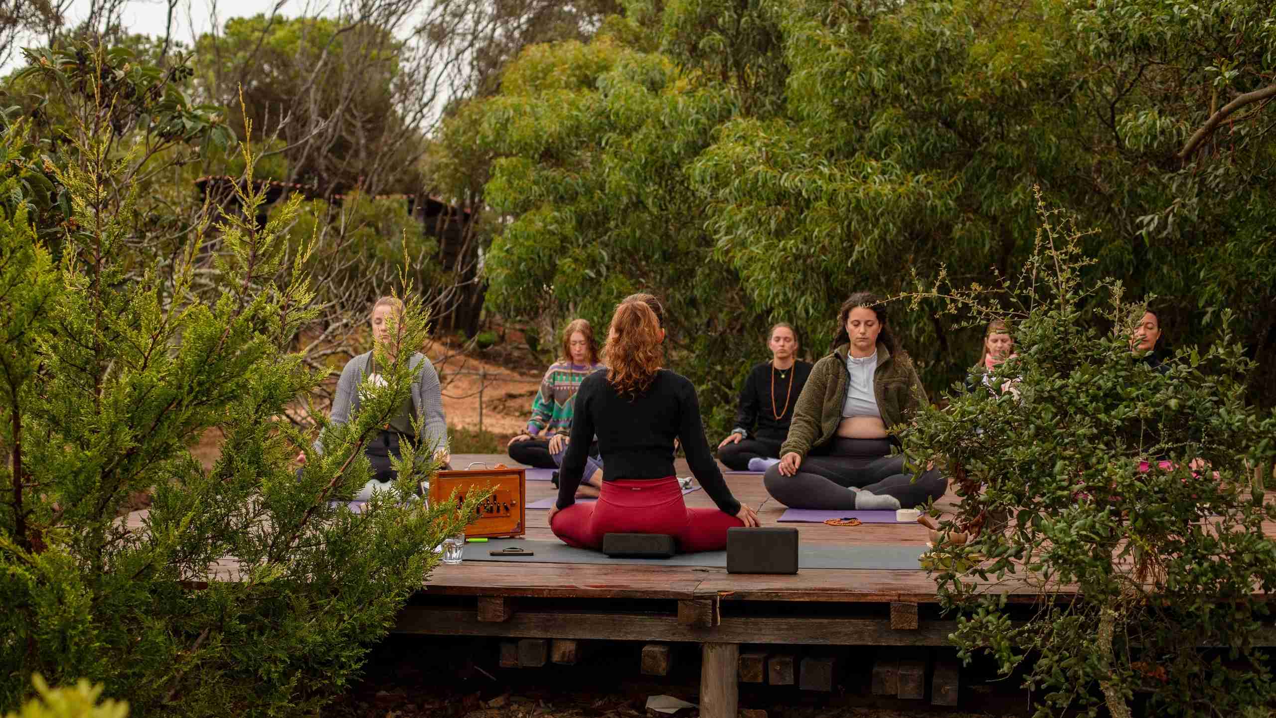 Yoga Retreat in der Natur Yoga Kurs draussen im Gruenen