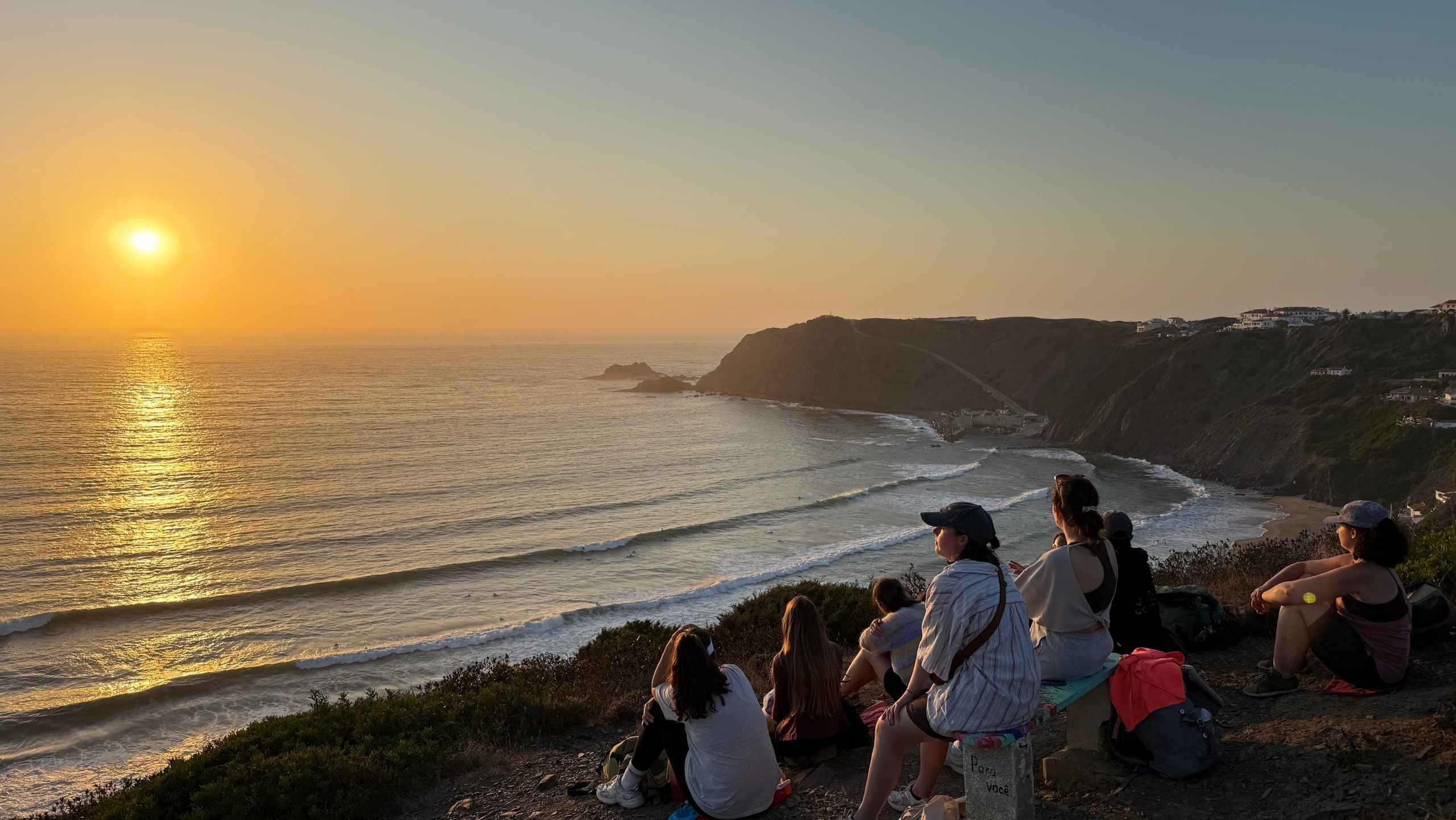 Sonnenuntergang an der Kueste Portugals waehrend einem Yoga Retreat