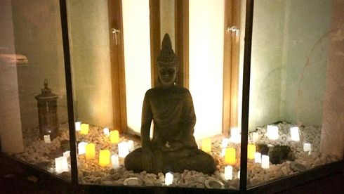 buddha-im-kerzenschein Buddha im Kerzenlicht